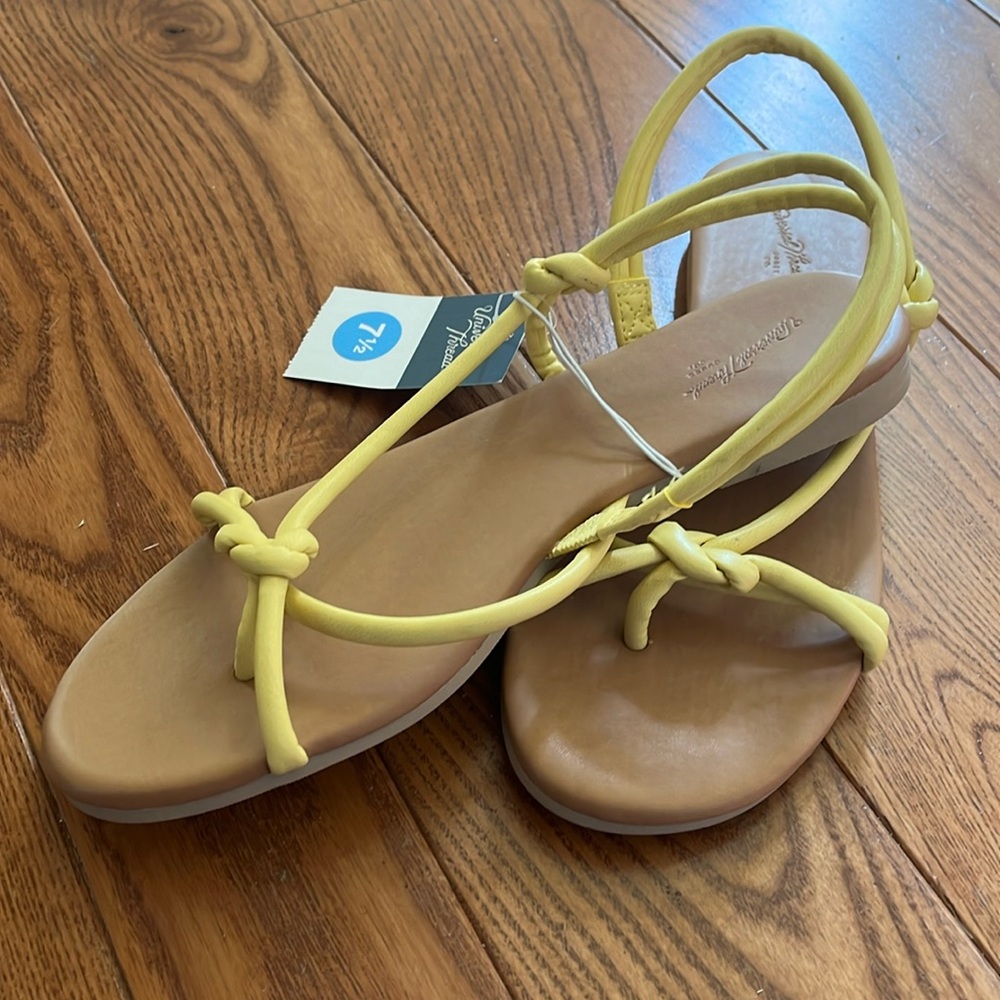 Universal thread women’s sandals size 7 1/2
